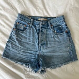 Levi’s Ribcage Shorts 26